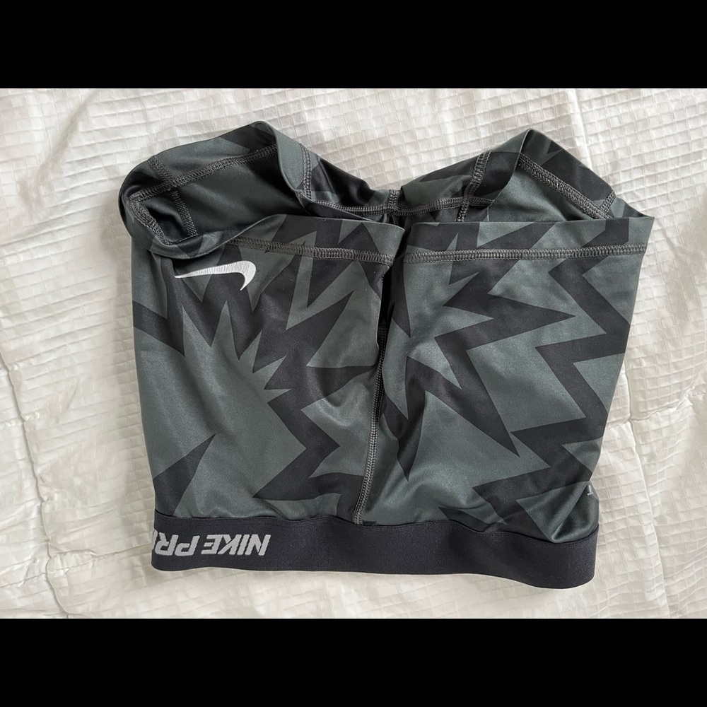 Gray patterned Nike pro